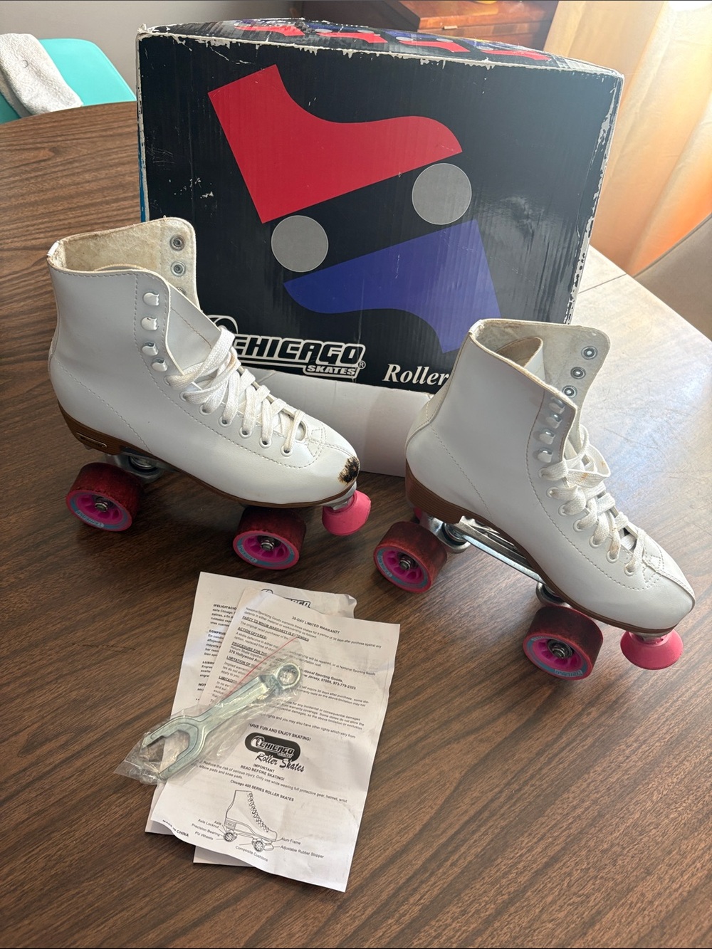 Chicago Skates Size 7 Rink Roller Skates White 400 Series CRS400 w Pink Wheels